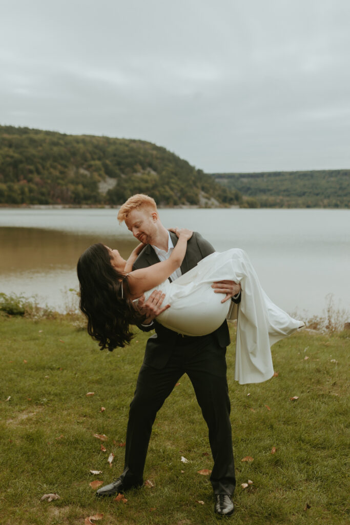 Devils Lake Elopement - Jessica Frigge Photography