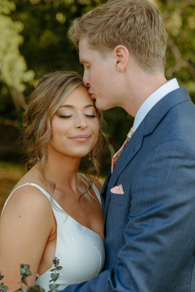 groom kissing bride temple couple picture